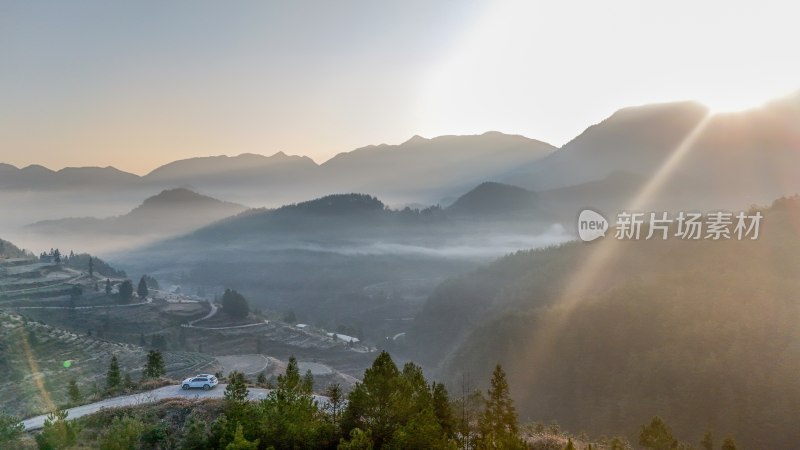 重庆酉阳：雾锁青山村庄靓