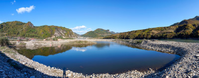 中朝边境鸭绿江沿岸秋季风光全景图