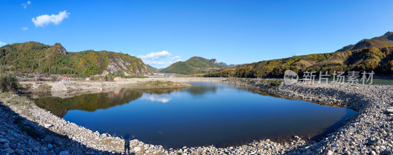 中朝边境鸭绿江沿岸秋季风光全景图