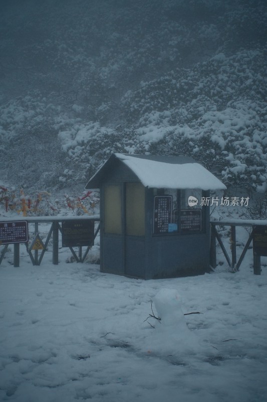 雪中的小屋与雪人景观