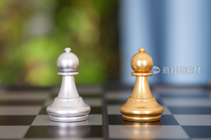 国际象棋棋盘上正在对峙的兵棋子