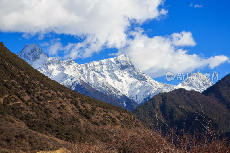 西藏林芝冬季南迦巴瓦峰蓝天白云下的雪山