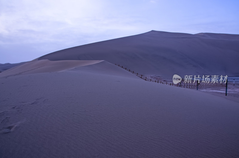 甘肃敦煌鸣沙山月牙泉景区沙漠风光