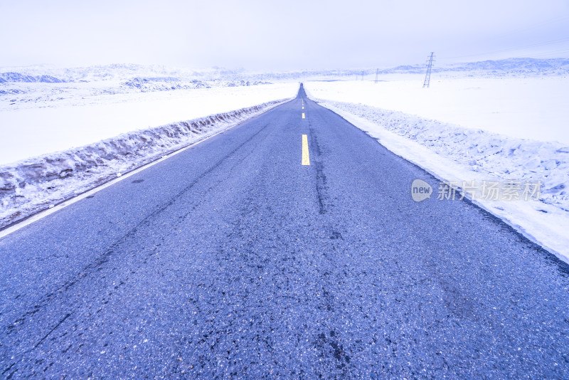 新疆雪地道路