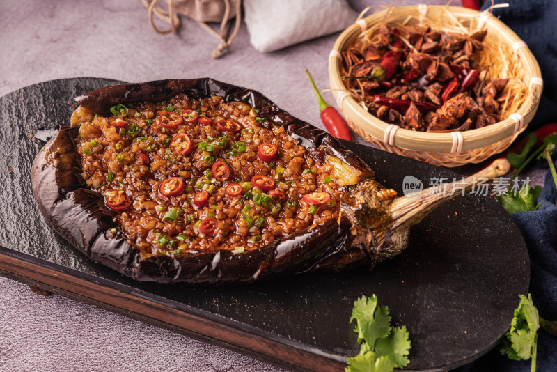 中国美食烧烤一盘美味的烤茄子