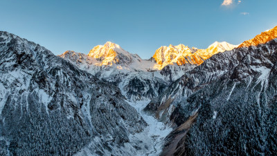 川西甘孜海螺沟景区金银山与三连峰日照金山