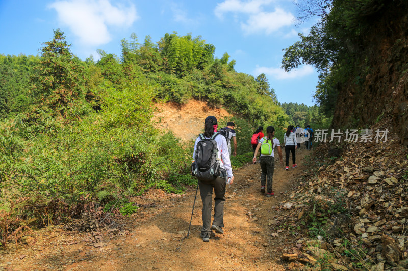 背包客山间徒步背影