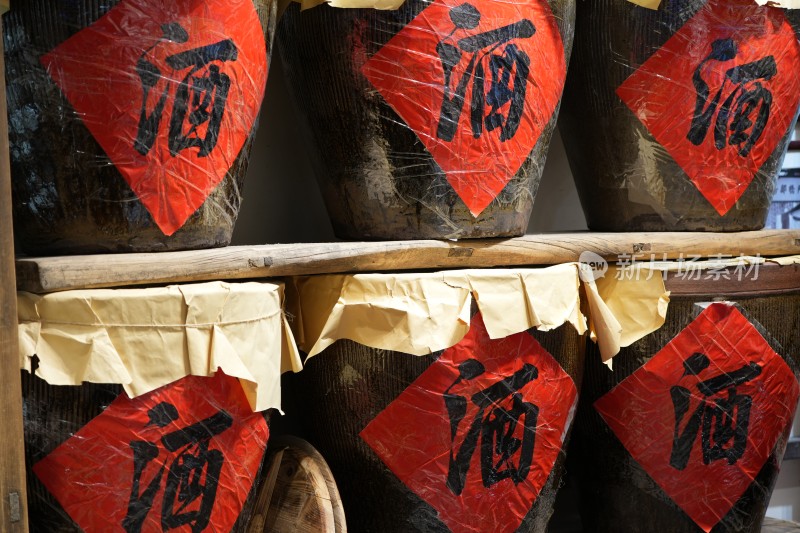 传统酒坛堆叠展示