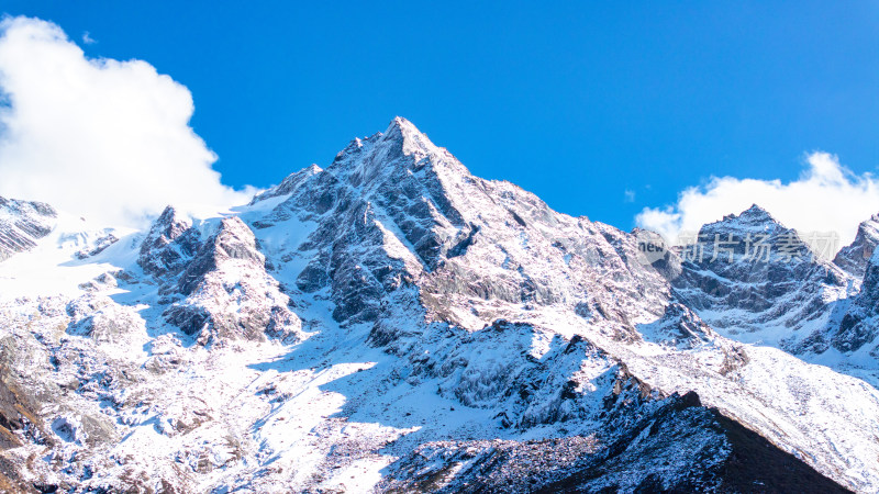 四川阿坝理县毕棚沟的雪山雪景