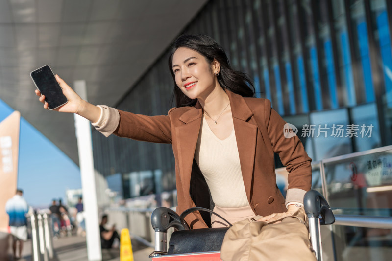 商务女士在机场招手