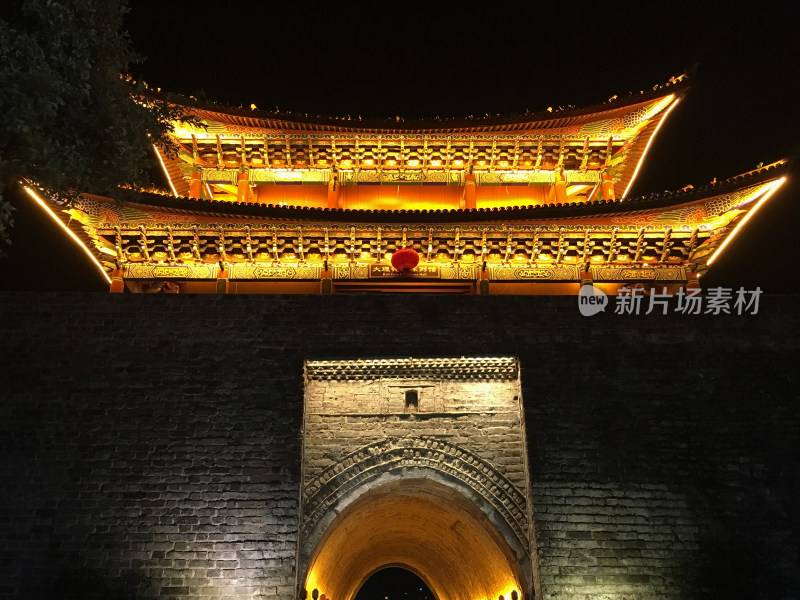 云南大理古城城门夜景