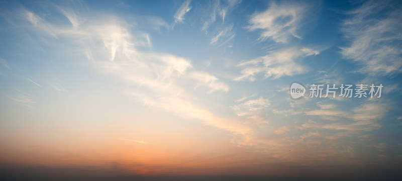 全景傍晚天空