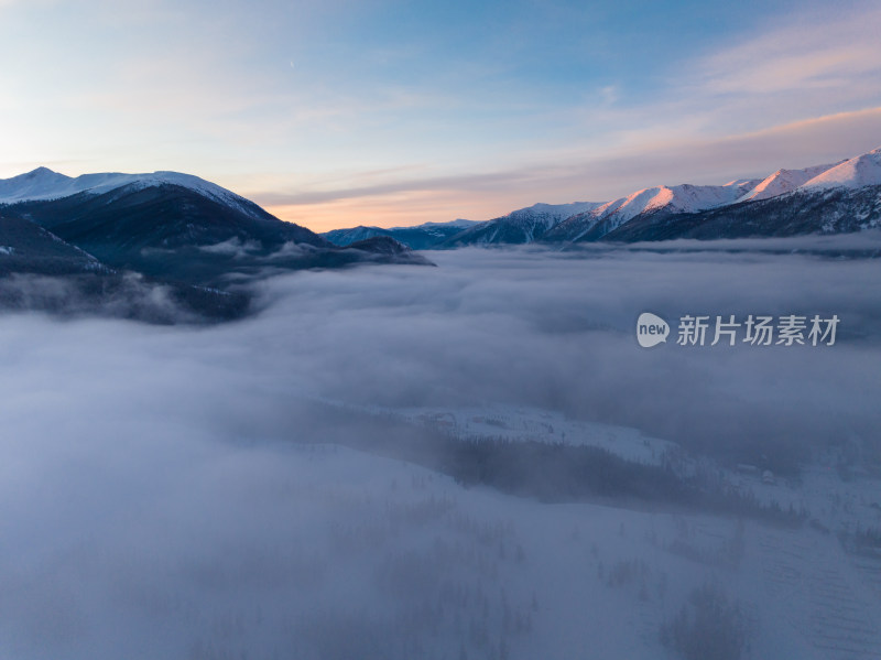 航拍冬季清晨的新疆喀纳斯晨雾和日照金山
