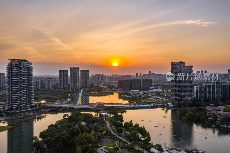 成都富人区麓湖的日落航拍风光全景图