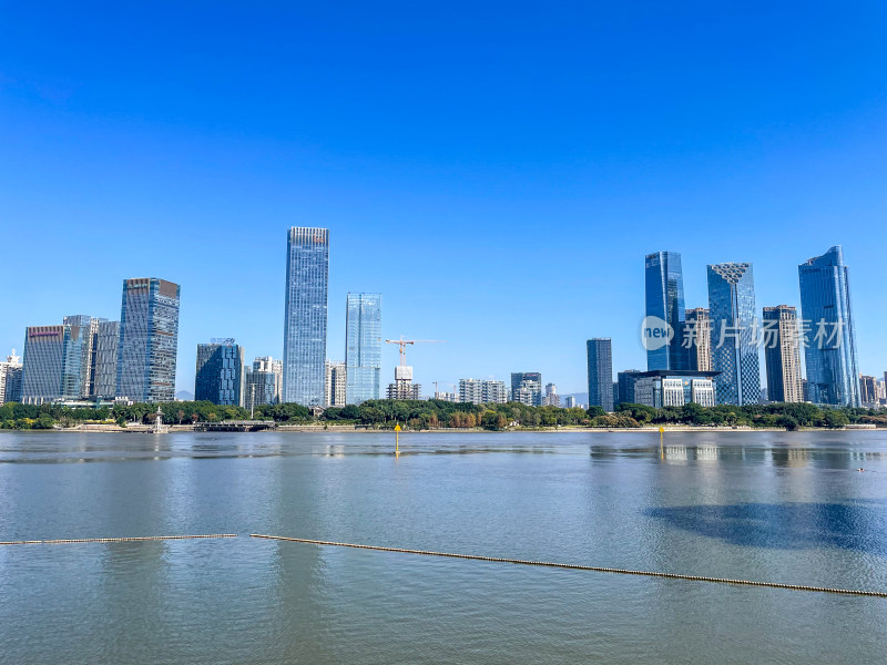 江对岸的现代化都市高楼群全景