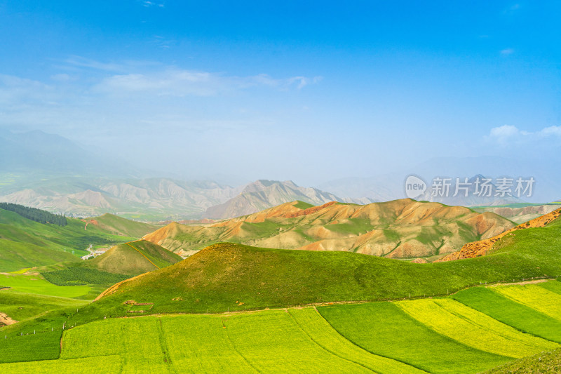 青海祁连县卓尔山景区，夏季起伏的高山牧场