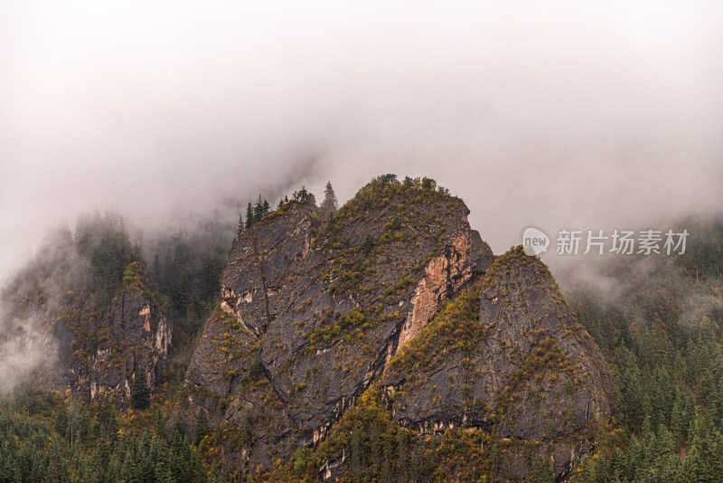 云雾缭绕的山峰