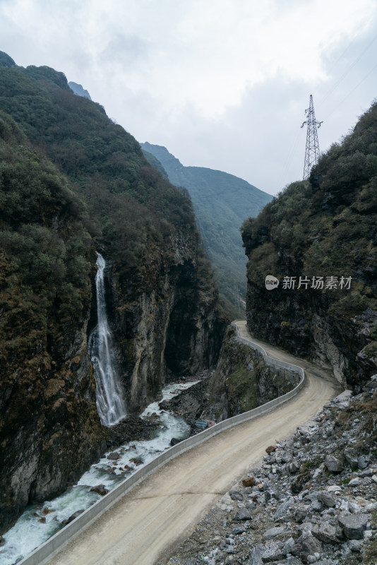 西藏日喀则陈塘沟的小瀑布