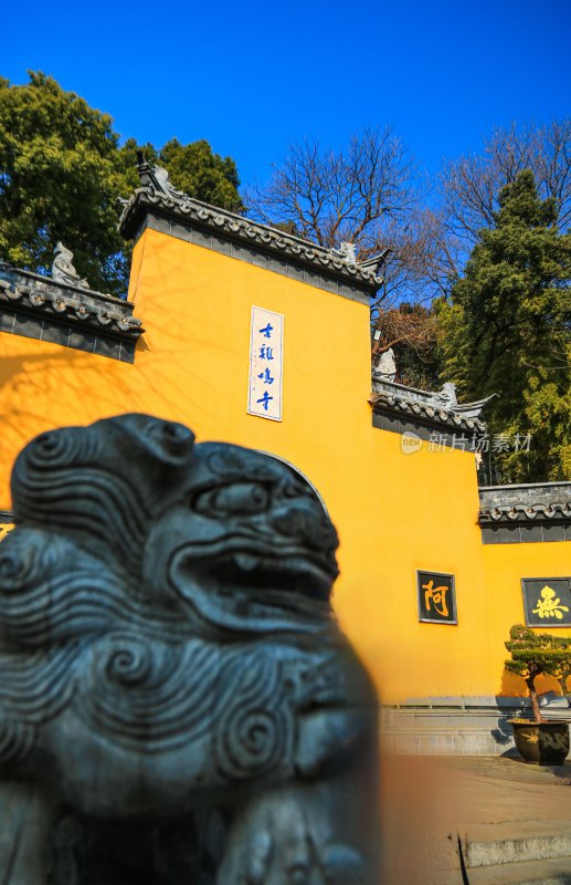 晴朗天空下的南京千年古刹鸡鸣寺