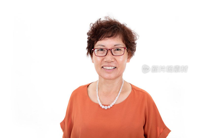 白背景前满面笑容的东方中年妇女