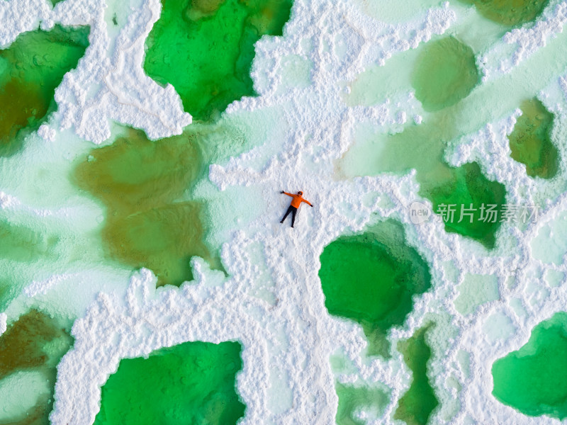 航拍男人躺在青海茫崖翡翠湖中