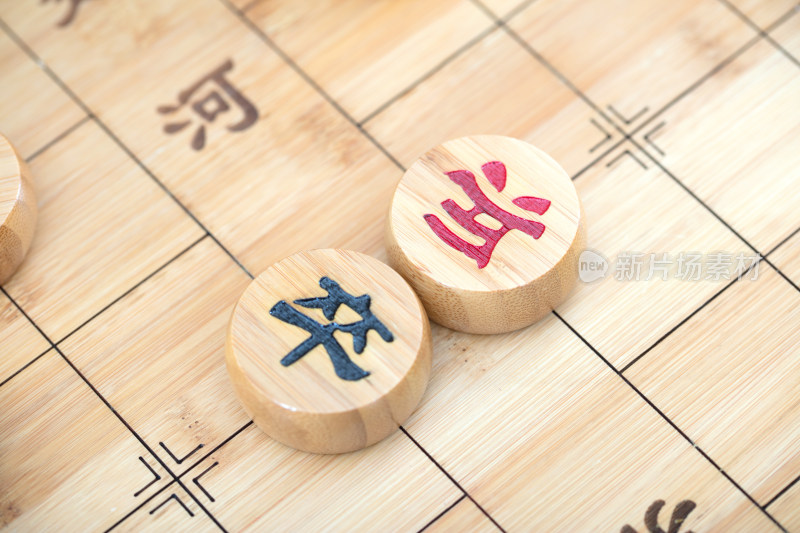 中国象棋棋盘上对峙的卒子棋子