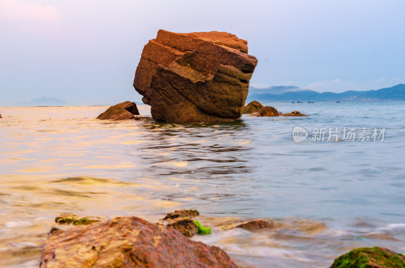 山东青岛太平角公园，夕阳中海上的巨石