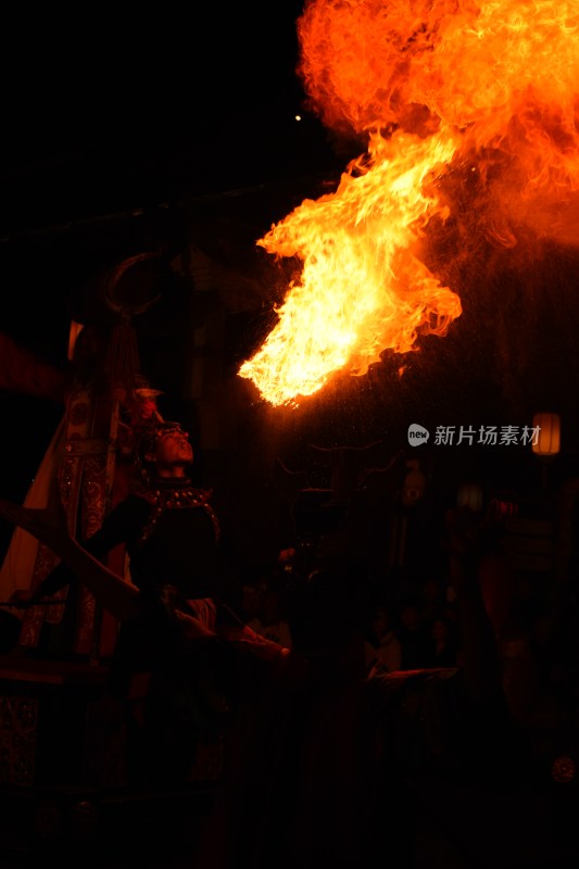 夜晚熊熊燃烧的篝火