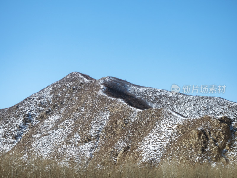 冬天大雪堆积的远山