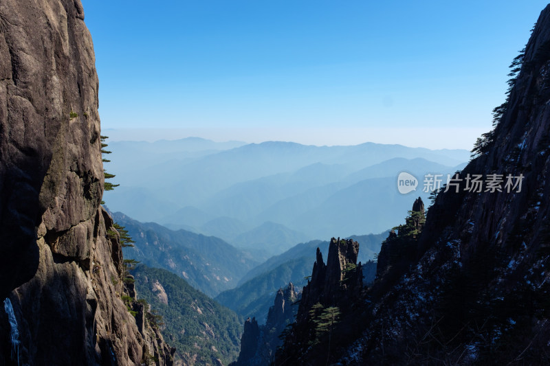 安徽黄山远处的山峰