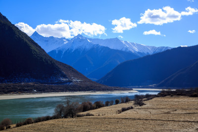 中国西藏林芝雅鲁藏布江苯日神山旅游区