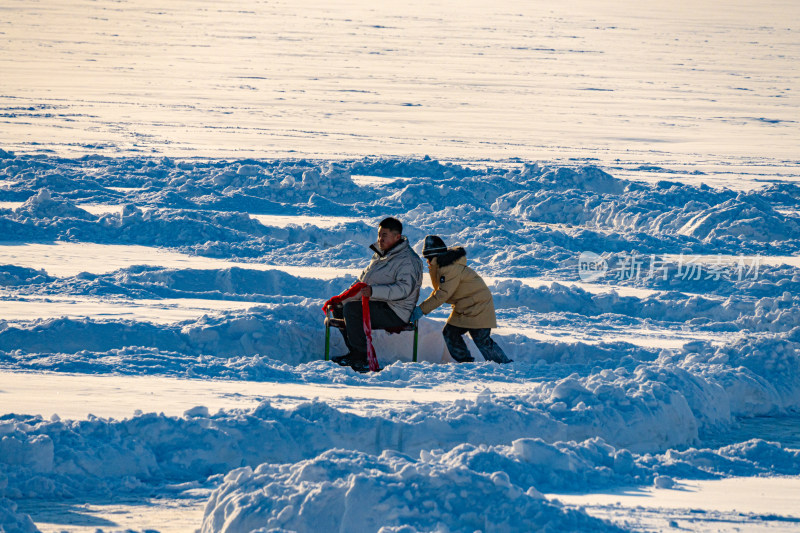 丁香湖公园内人们玩雪橇的欢乐场景