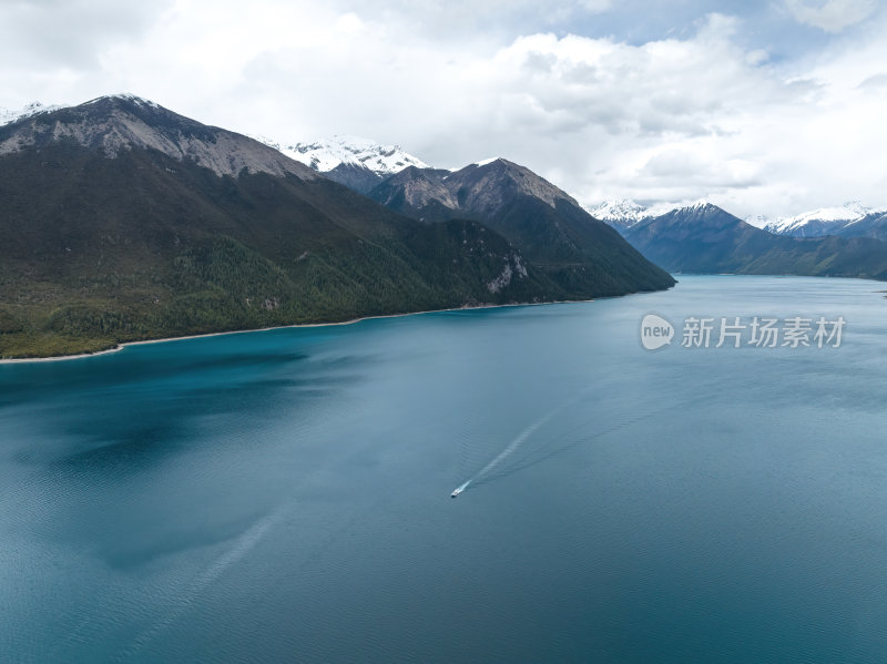 西藏林芝地区巴松错村庄神湖春色高空航拍