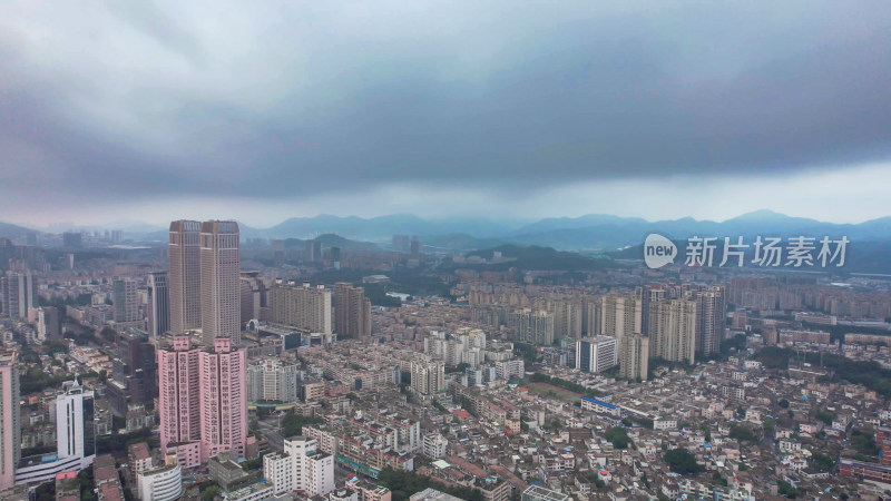 城市极端天气暴雨来袭航拍广东中山