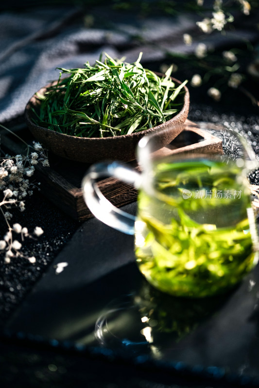 一杯茶水和茶叶