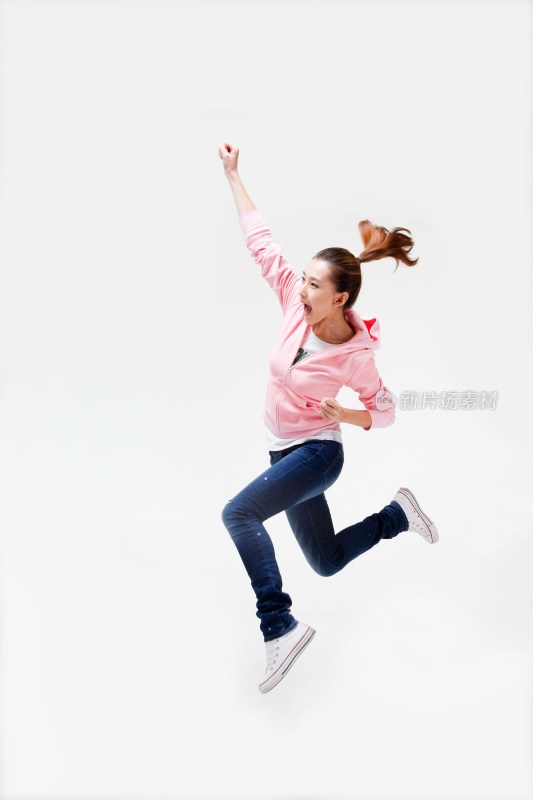 快乐的年轻女人跳跃