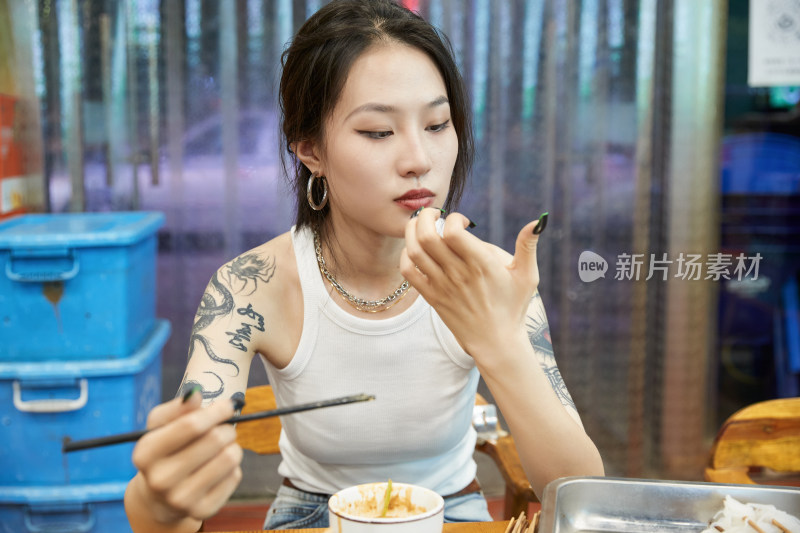 在饭馆吃成都串串的亚洲少女