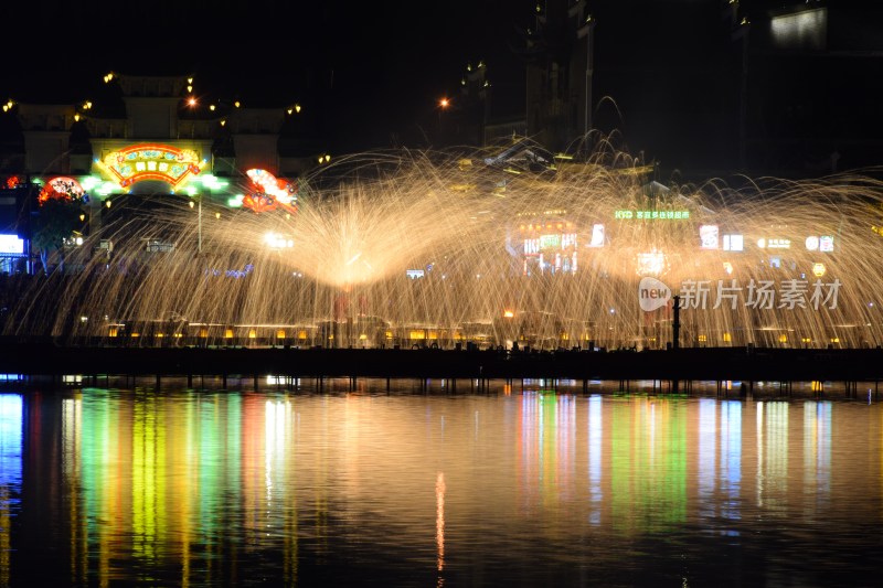 长沙铜官窑夜间湖边打铁花景观