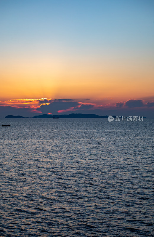 山东烟台东山栈桥海上日出海天相接一色景观