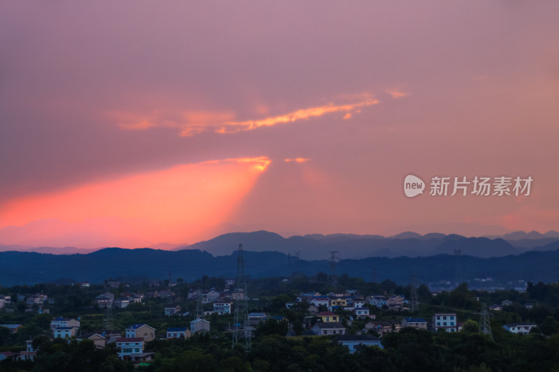 山峦日落光芒下的村庄