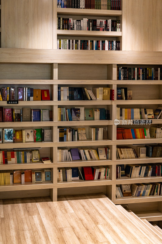 室内木质书架与藏书