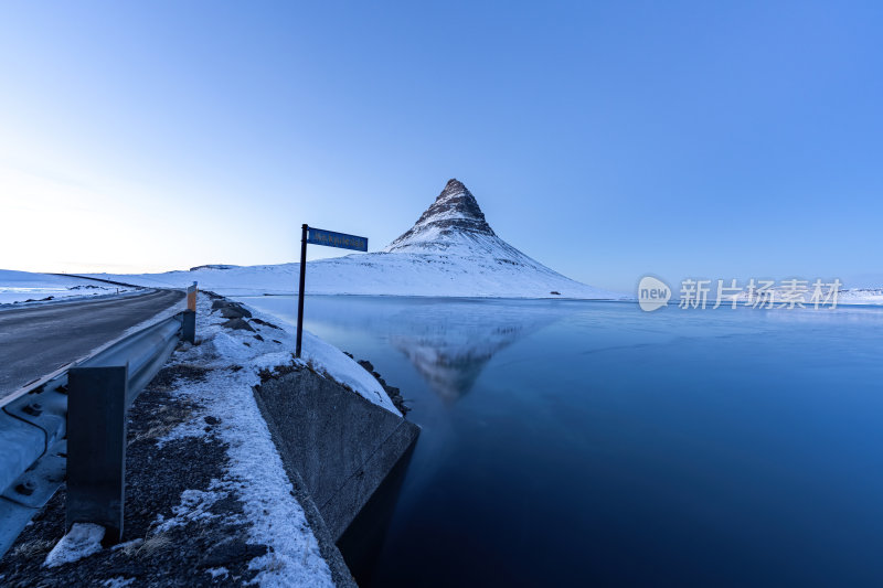 冰岛斯奈山半岛草帽山日落蓝调雪山湖泊倒影