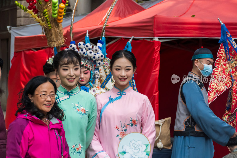 身着传统服饰女子与旁人合影