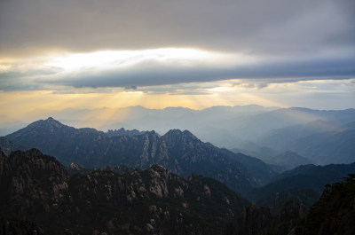 黄山 云隙光辉的山峦 群山日出 峰峦叠嶂