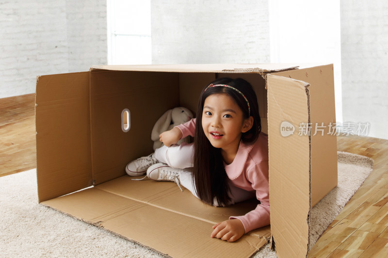 小女孩藏在纸箱里