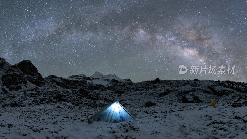 西藏嘎玛沟措学仁玛银河与雪山湖泊的夜色