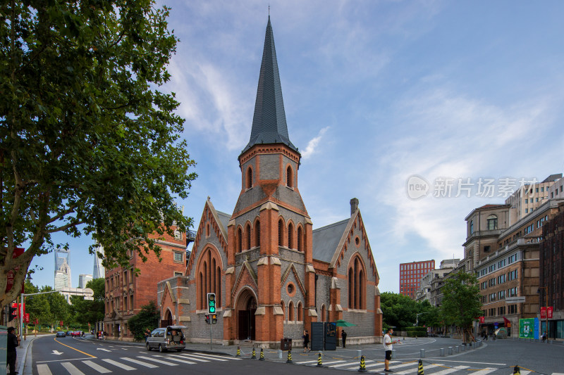 城市街道旁的欧式教堂建筑