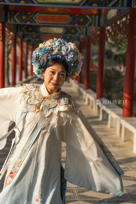 身穿蓝白色汉服和簪花的中国东方女性