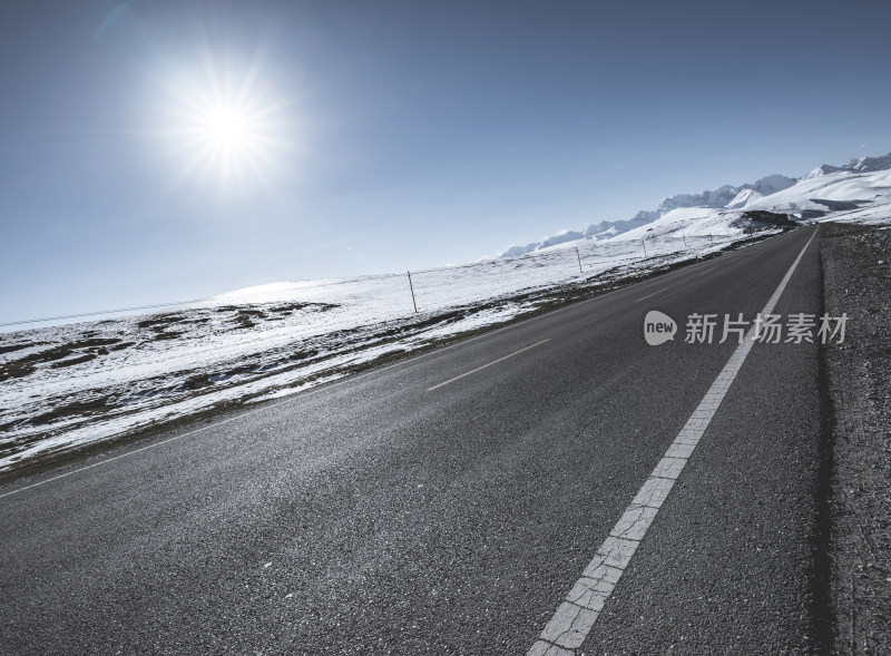 雪山旁的公路风景