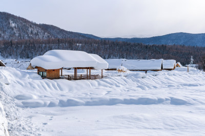 中国新疆阿勒泰禾木冬季雪景白雪覆盖禾木村